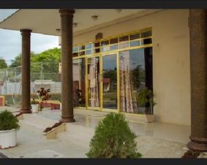 un edificio con columnas y ventanas en un patio en Hotel Premier Inn, en Manta