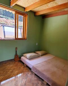 سرير أو أسرّة في غرفة في IVOS Hostel & Camping