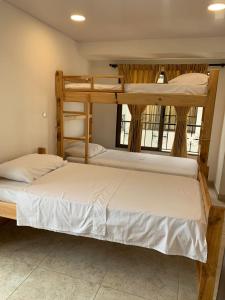 Katil dua tingkat atau katil-katil dua tingkat dalam bilik di Hostel Casa Zambrano