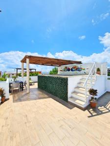 un patio con una escalera y una pérgola en Playa Nah, en Playa del Carmen