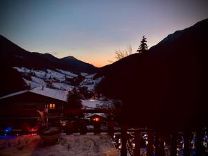 una puesta de sol sobre una estación de esquí con una montaña en L’Eterle, en Aillon-le-Jeune