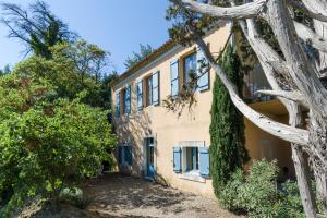 una vista esterna di una casa con alberi di Château Pech-Celeyran a Salles-dʼAude
