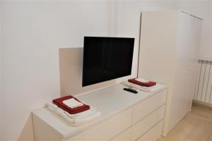 A television and/or entertainment centre at Melograno Home