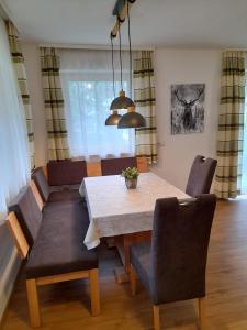 - une salle à manger avec une table et des chaises dans l'établissement Apart Lisa, à Mayrhofen