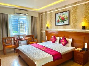 เตียงในห้องที่ Mai Vang Hotel