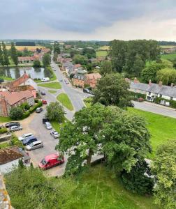 una pequeña ciudad con coches estacionados en un estacionamiento en The Hideaway en Great Massingham