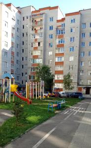 einen Spielplatz vor einem großen Apartmenthaus in der Unterkunft Однокімнатна біля автостанції, вулиця Зацепи in Luzk