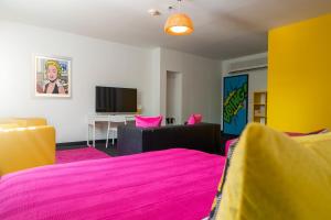 TV a/nebo společenská místnost v ubytování The Fox Hotel + 37 fotografií