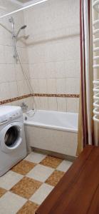 y baño con lavadora y bañera. en Апартаменти на Чорновола, Порт-сіті, en Lutsk