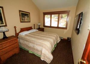 เตียงในห้องที่ Mountainback #79, Loft, Den