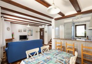 TV a/nebo společenská místnost v ubytování La casa de la Playa. Piscina, Wifi y Terraza.