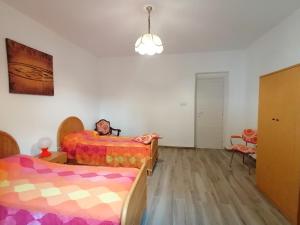 um quarto com 2 camas e uma luz pendente em DA NONNA ROSA em Roccella Ionica