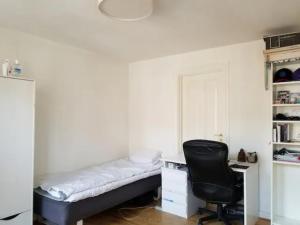 sypialnia z łóżkiem, biurkiem i krzesłem w obiekcie Bright & Cozy Room in Zone 1 w Kopenhadze