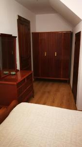 1 dormitorio con 1 cama, vestidor y armarios en Casa Fuente la Calle, en San Martín del Castañar
