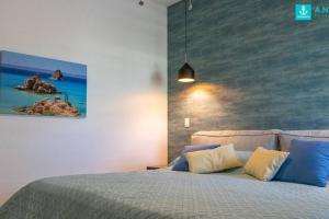 a bedroom with a bed with a painting on the wall at Ancla Baja Living Condominio nuevo con vista 3 in La Paz