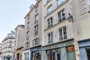 une rangée de bâtiments dans une rue de la ville dans l'établissement Pick A Flat's - A Bedroom in Le Marais, à Paris