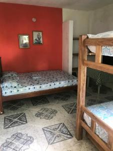 Двох'ярусне ліжко або двоярусні ліжка в номері Cabaña La Fortaleza