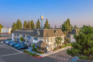 an aerial view of a hotel with cars parked in a parking lot at Motel 6-Merced, CA - North in Merced