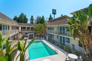 con vistas al patio de un hotel con piscina en Motel 6-Merced, CA - North en Merced