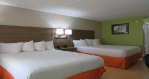 Voodi või voodid majutusasutuse SureStay Plus Hotel by Best Western St Marys Cumberland toas