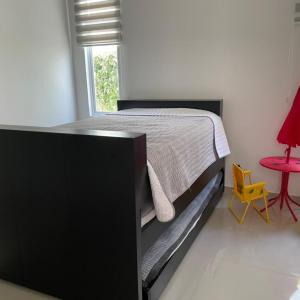 Giường trong phòng chung tại Casa Vacacional con Piscina Privada en Girardot +12 ảnh