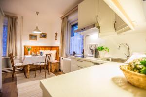 eine Küche mit einem Tisch und einem Esszimmer in der Unterkunft Haus Emma in Bad Gastein