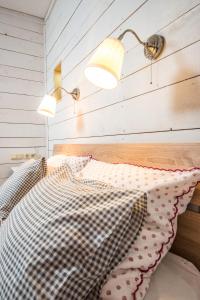 una camera da letto con un letto con due luci sopra di Haus Emma a Bad Gastein