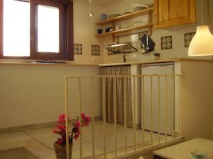 una cocina con una puerta en el medio de una habitación en Il Cortile Di Eolo, en Marettimo