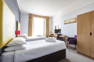 Ένα ή περισσότερα κρεβάτια σε δωμάτιο στο Imperial Hotel Tenby