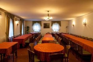 una fila di tavoli e sedie in una stanza di Bernardone a Camaiore