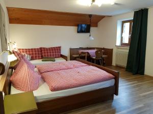 A bed or beds in a room at Haus Matzl