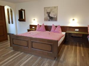 A bed or beds in a room at Haus Matzl