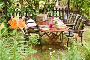 a wooden table and chairs in a garden at Appartamento Casa Weisstor con patio, giardino e orti vista Monte Rosa in Macugnaga