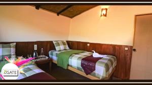 sypialnia z 2 łóżkami w pokoju w obiekcie The Gate Rinjani w mieście Sajang