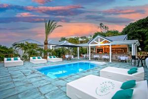 una villa con piscina e resort di Les Galets Sxm Luxury Lodges a Orient Bay
