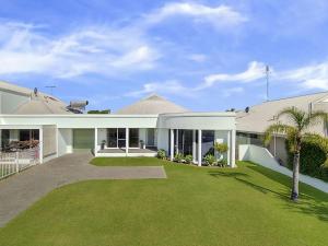 una gran casa blanca con césped verde en Busselton Beach House with WiFi, en Busselton