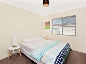 Un dormitorio blanco con una cama y una ventana. en Busselton Beach House with WiFi, en Busselton