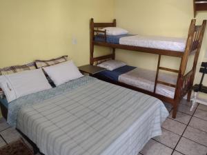 Ένα ή περισσότερα κρεβάτια σε δωμάτιο στο Hospedaria Casa do Sol - divisa Caraguá e São Sebá +44 φωτογραφίες