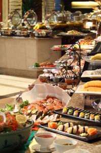 una linea a buffet con molti tipi di cibo diversi di Beijing New Century Hotel a Pechino