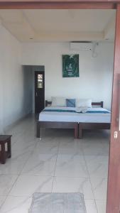 1 dormitorio con 1 cama en una habitación en Pakel's Bali Villas, en Amed