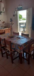 una mesa de comedor con 2 sillas y una mesa con un patrón. en Bungalow "El Poli 01" en San José