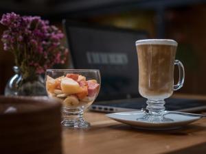 una taza de café y un bol de fruta en una mesa en Ixmukané Hotel & Spa en San Cristóbal de Las Casas