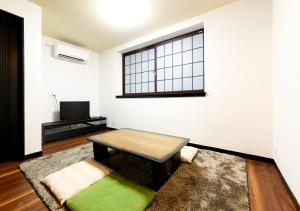 a living room with a table and a window at 金澤の宿 桜橋 in Kanazawa