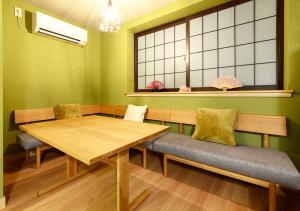 a dining room with a table and chairs and a window at 金澤の宿 桜橋 in Kanazawa