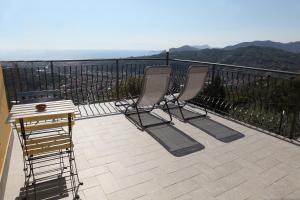 2 Stühle und ein Tisch auf einem Balkon mit Meerblick in der Unterkunft CA' DA TOLLO in Cogorno