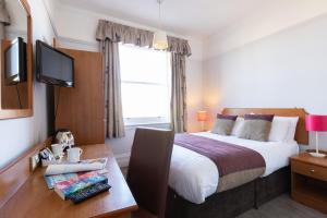 เตียงในห้องที่ The Royal Hotel Weymouth