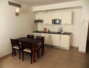 Kuchyň nebo kuchyňský kout v ubytování Residence Services Calypso Calanques Plage
