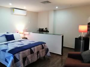 1 dormitorio con 1 cama y encimera de cristal en Green life en San Salvador