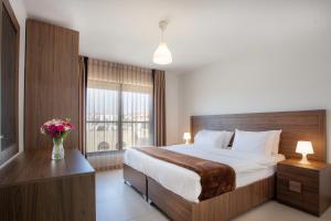 Postel nebo postele na pokoji v ubytování Triple A Hotel Suites
