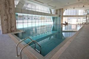 Swimming pool sa o malapit sa HIGHRISE APARTMENT ON THE 74TH FLOOR